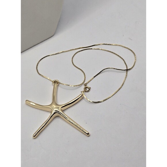 Goldtone Starfish Pendant on a Gold Tone Chain W/ Goldtone Earrings - Picture 2 of 3